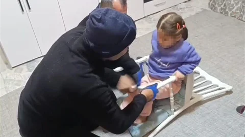 Batman'da Sandalyeye Sıkışan Çocuk Kurtarıldı