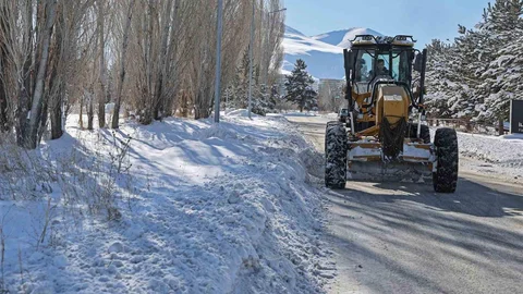 Atatürk Üniversitesi'nde Kar Temizleme Çalışmaları Devam Ediyor