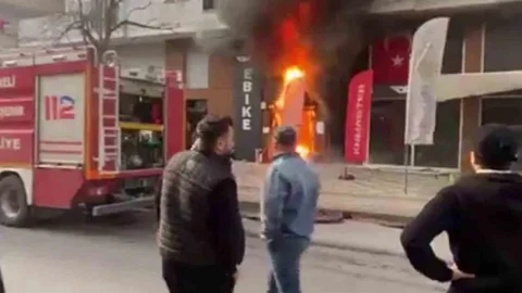 Kocaeli'de Dükkan Önünde Yangın Çıktı