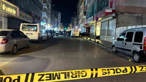 Küçükçekmece'de Silahlı Saldırı: 3 Yaralı