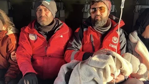 Bahçesaray'da İki Hasta Helikopterle Nakledildi