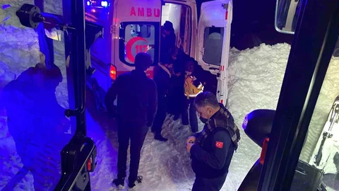 Hakkari'de Mahsur Kalan Ambulansa Yardım Geldi