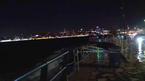 Üsküdar Sahili'nde Dev Dalgalar Görüntülendi