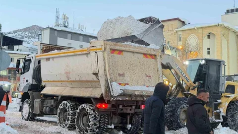 Hakkari'de Kar Temizleme Çalışmaları Sürüyor