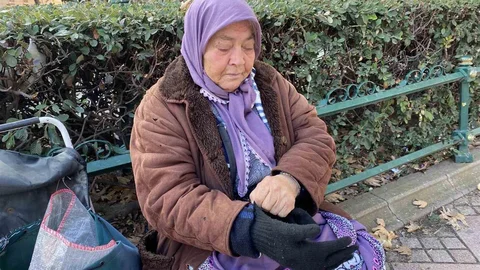 74 Yaşında Kadın, Kuş Yemi Satarak Geçimini Sağlıyor