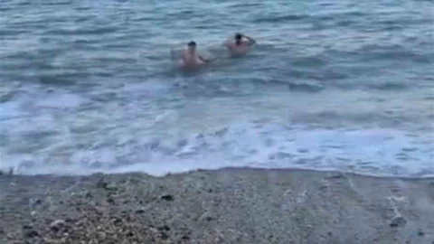 Bursa'da Dondurucu Soğukta Denize Girenler