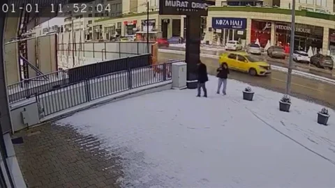 Bursa'da Kaldırımda Kalp Çizen Çift