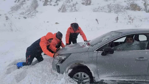 Kayseri'de Kar Yağışı Nedeniyle Mahsur Kalanlar Kurtarıldı