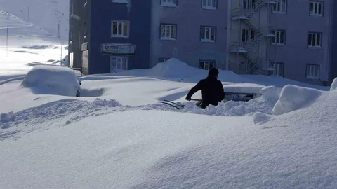 Bitlis’te Kar Altında Kalan Araçlar Bulundu