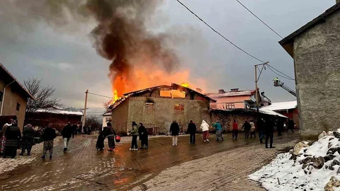Domaniç'te Ahır Yangını Paniğe Neden Oldu