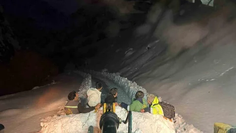 Hakkari'de Mahsur Kalan İşçiler Kurtarıldı