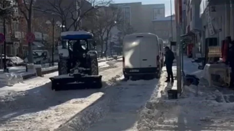 Kars'ta Esnaf Karla Mücadeleye Destek Verdi