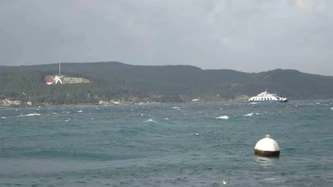 Çanakkale Boğazı'nda Fırtına Nedeniyle Gemi Geçişleri Durduruldu
