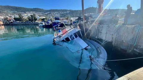 Güllük'te Kuvvetli Rüzgar Tekneyi Batırdı