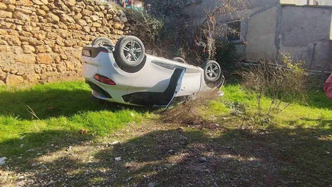 Antalya’da Boş Araziye Yuvarlanan Araç