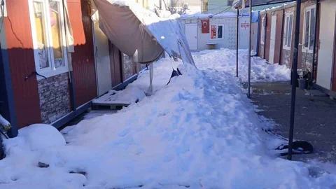 Adıyaman'da Gölgelikler Çöktü