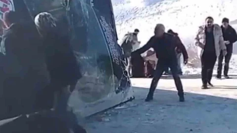 Ardahan'dan gelen otobüs devrildi