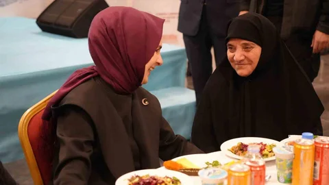 Bakan Göktaş Kars'ta Şehit Aileleriyle Bir Araya Geldi