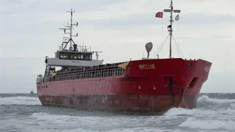Tekirdağ’da Yük Gemisi Karaya Oturdu