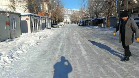 Gölbaşı'nda Dondurucu Soğuklar Yolda Buz Oluşturdu