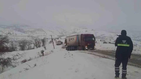 Adıyaman'da Kar Yağışı Nedeniyle Araçlar Mahsur Kaldı