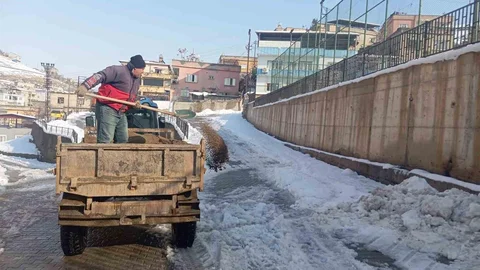 Siirt'te Karla Mücadele Çalışmaları Devam Ediyor