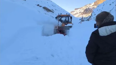 Başkale'de Çığ Düşmesi Sonrası Yol Açıldı