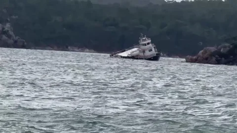 Balıkesir'de Feribot Karaya Oturdu