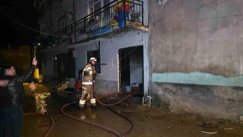 Bursa’da 2 Katlı Evde Yangın Çıktı