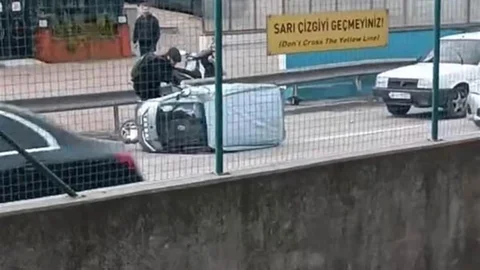 Bursa'da Rüzgarla Devrilen Otomobilin Sürücüsü Kurtarıldı