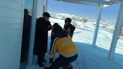 Tunceli'de Sağlık Ekipleri Zorlu Yolu Aştı