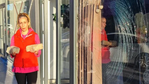 Adana'da Düğün Ofisine Taşlı Saldırı