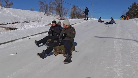 Aşkale’de Dondurucu Soğukta Hayat Devam Ediyor
