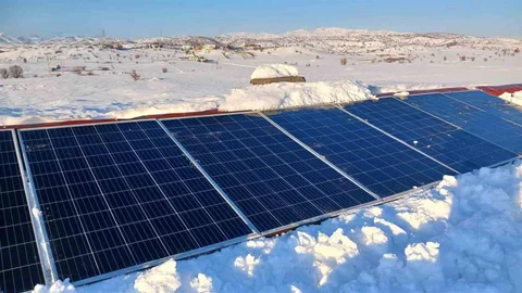 Kulp'ta Kar, Güneş Panellerini Olumsuz Etkiliyor