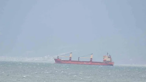 Balıkesir'de Yük Gemileri Edremit Körfezi'nde Sığındı