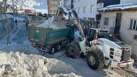 Hakkari’de Kar Temizleme Çalışmaları Devam Ediyor