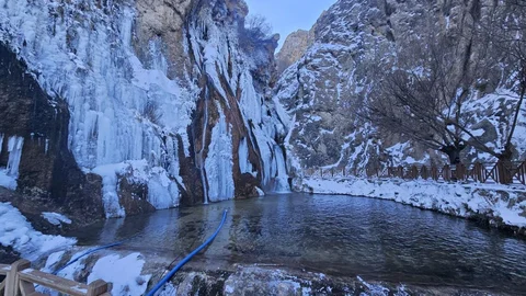 Malatya'da Gürpınar Şelalesi Dondu