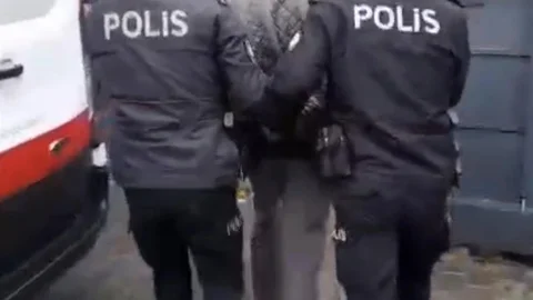 İzmir'de 24 Yıl Hapis Cezası ile Aranan Şahıs Yakalandı