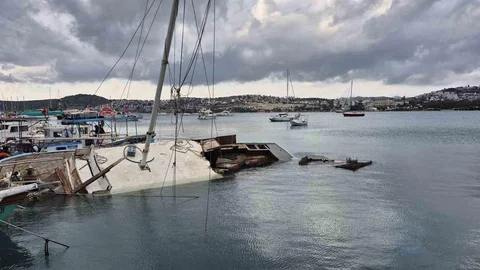 Muğla'da Kuvvetli Rüzgar Tekne Batırdı