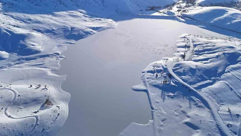 Yıldız Göleti Buzla Kaplandı, Kartpostallık Manzaralar Ortaya Çıktı