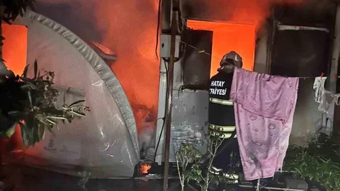 Altınözü’nde Yangın: Konteyner ve Çadır Zarar Gördü