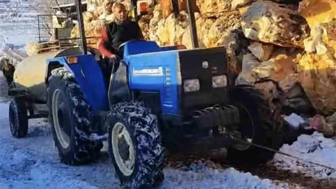 Diyarbakır'da Traktörlerle Su Taşındı