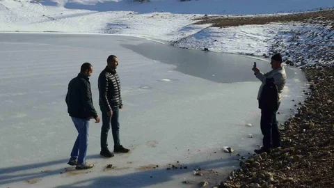 Batman'da Donmuş Göl Manzarası
