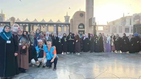 Denizli'de Kadın Umreciler Ravza'da Dualar Etti