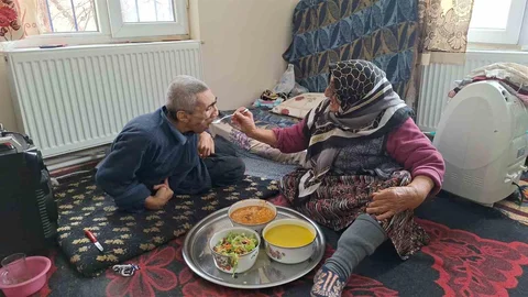 Yaşlı Kadın Engelli Oğluna 61 Yıldır Bakıyor