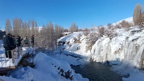 Muradiye Şelalesi Kışın Buzla Kaplandı