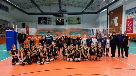 Minik Voleybolcular Köyceğiz'de Buluştu
