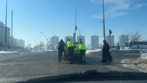 Diyarbakır'da Polisten Otomobil Yardımı