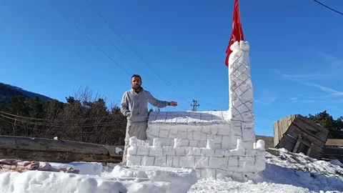 Sivas'ta Çocuklar Kardan Kız Kulesi Yaptı