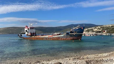 Urla'da Hurda Gemi Sahiplerine İşlem Başlatıldı